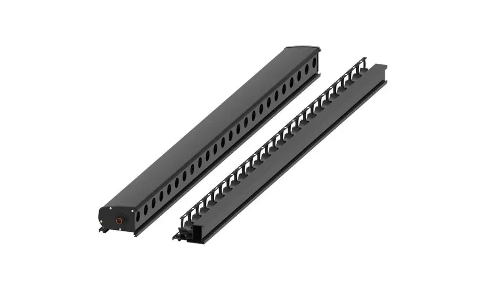 Zwei schwarze Heat Pipe Sammler von Brötje, eine längliche, schmale Bauform mit Durchbruchungen zur Wärmeübertragung. Das Zubehör ist farblich einheitlich gehalten.