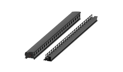 Zwei schwarze Heat Pipe Sammler von Brötje, eine längliche, schmale Bauform mit Durchbruchungen zur Wärmeübertragung. Das Zubehör ist farblich einheitlich gehalten.