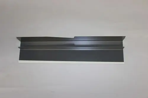 Seitenwand in dunklem Metall, wahrscheinlich für ein Brötje-Gerät, flach und ohne erkennbare Maße, auf grauem Hintergrund.