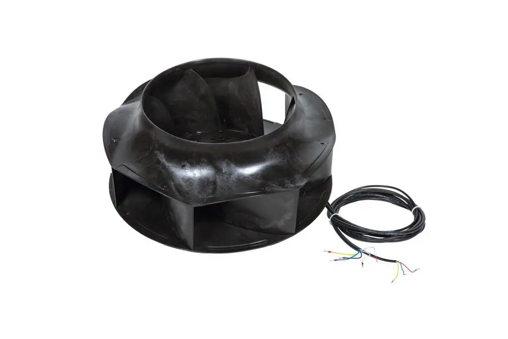 Axiallüfter von Brötje mit offenem Gehäuse und mehreren Rotorblättern. Kabel mit mehreren Drähten ist ebenfalls sichtbar.