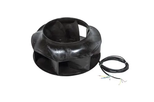 Axiallüfter von Brötje mit offenem Gehäuse und mehreren Rotorblättern. Kabel mit mehreren Drähten ist ebenfalls sichtbar.