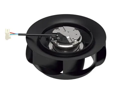 Brötje-Gebläse mit schwarzem Gehäuse und elektrischer Verkabelung. Sichtbarer Motor mit Anschlusskabel zur Steuerung oder Stromversorgung.