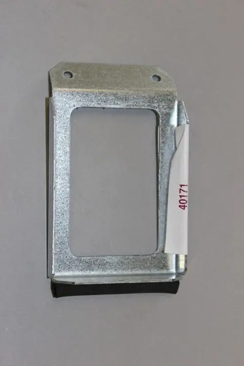 Metallrahmen mit einer offenen Aussparung und Befestigungslöchern. An einer Seite befindet sich ein schwarzes Gummipolster. Produkt von Brötje zur Anwendung im Heizungsbereich.