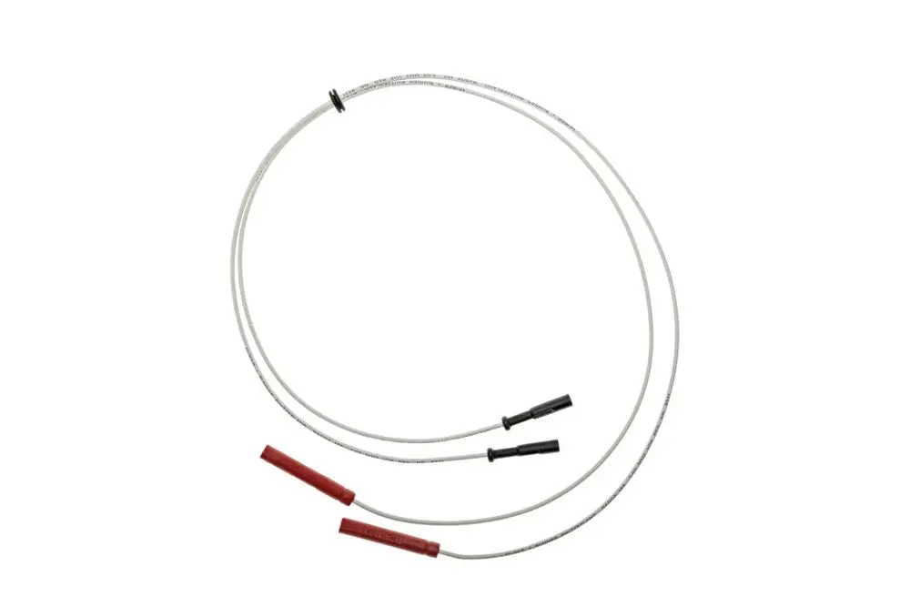 Zwei Zündleitungen mit roten und schwarzen Enden, abgebildet auf hellem Hintergrund. Ein Produkt von Brötje, geeignet für Heizsysteme.
