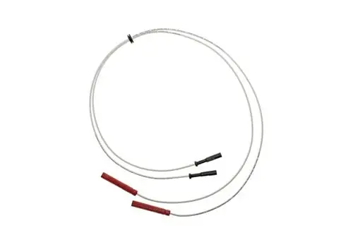 Zwei Zündleitungen mit roten und schwarzen Enden, abgebildet auf hellem Hintergrund. Ein Produkt von Brötje, geeignet für Heizsysteme.