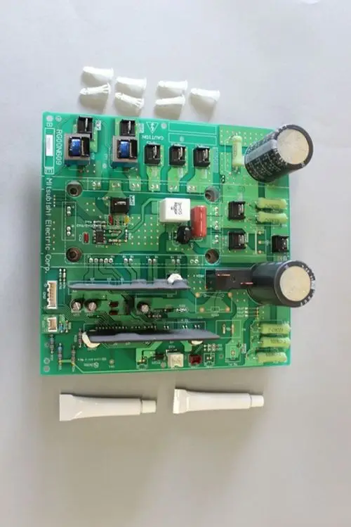Leiterplatte mit verschiedenen elektrischen Komponenten, einschließlich Widerständen und Kondenatoren, in schlichtem Design, identifiziert mit Brötje.