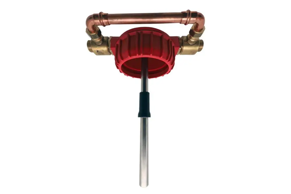 Brötje Hauptstromfilter mit rotem Griff und metallenen Anschlussrohren, ausgestattet für die Installation in Heizsystemen zur Verbesserung der Wasserqualität.
