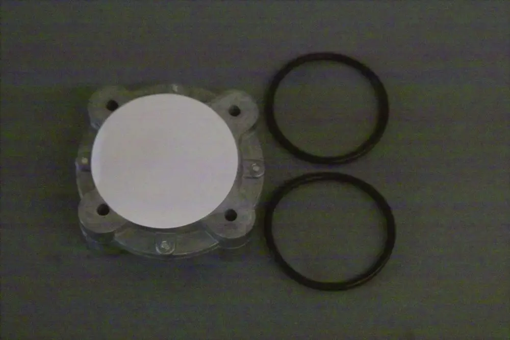 Gas-Flüssigkeitsabscheider mit transparentem Gehäuse und zwei O-Ringen. Produkt von Brötje, zur Separation von Gas und Flüssigkeit in Systemen.