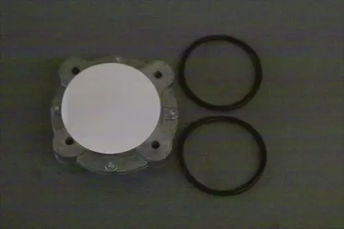 Gas-Flüssigkeitsabscheider mit transparentem Gehäuse und zwei O-Ringen. Produkt von Brötje, zur Separation von Gas und Flüssigkeit in Systemen.