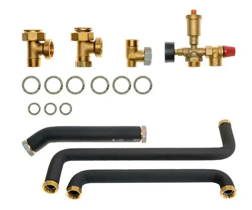 Anschluss-Set von Brötje mit verschiedenen Messingfittings, Gummischläuchen und Dichtungen, geeignet für die Installation und Verbindung von Heizsystemen.