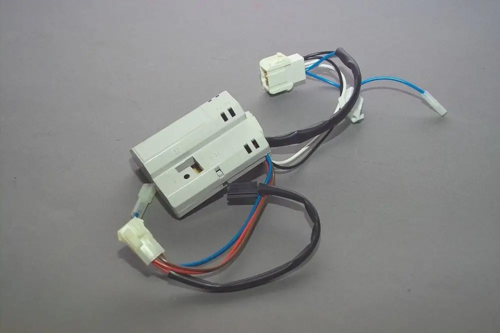 Elektronisches Expansionsventil von Brötje mit mehreren Kabelanschlüssen in grauer Farbe auf einem neutralen Hintergrund.