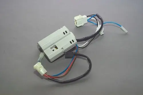 Elektronisches Expansionsventil von Brötje mit mehreren Kabelanschlüssen in grauer Farbe auf einem neutralen Hintergrund.