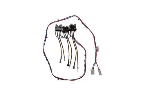 Kabelbaum mit mehreren Anschlüssen, wie ihn Brötje für Heizungs- oder Steuerungssysteme verwendet. Kabel in verschiedenen Farben sind sichtbar.