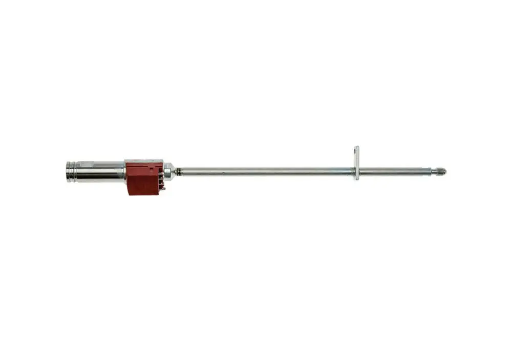 Duesenstock mit Überwärmung, gefertigt von Brötje. Das Produkt zeigt eine lange, schlanke Form mit einem rot lackierten Element und einer metallischen Oberfläche.