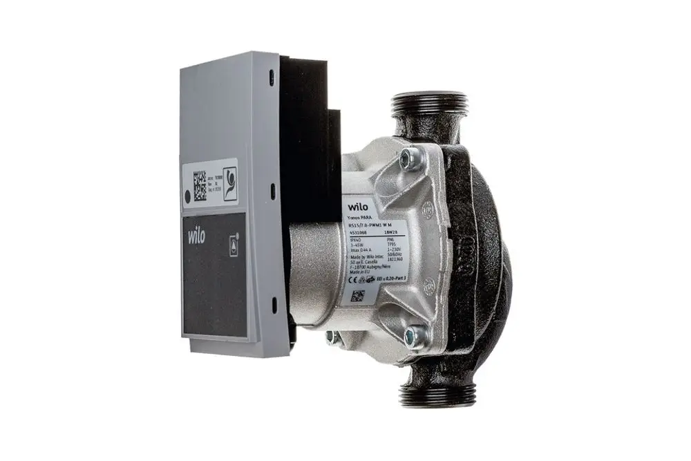 Wilo-Pumpe mit kompaktem Design, ausgestattet mit einem elektrischen Antrieb und Anschluss für Wasserleitungen, geeignet für Heizungsanwendungen, montiert in einem technischen Umfeld.