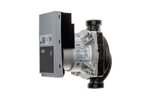 Wilo-Pumpe mit kompaktem Design, ausgestattet mit einem elektrischen Antrieb und Anschluss für Wasserleitungen, geeignet für Heizungsanwendungen, montiert in einem technischen Umfeld.