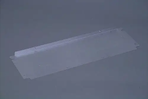 Transparente Abdeckung oder Blende mit vier Befestigungslöchern, möglicherweise von Brötje, auf grauem Hintergrund.