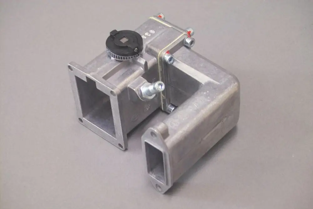 Gasreglergehäuse aus Metall mit Anschlussstellen, gefertigt offenbar für eine Brötje-Anlage, präsentierend eine modulare Bauart.