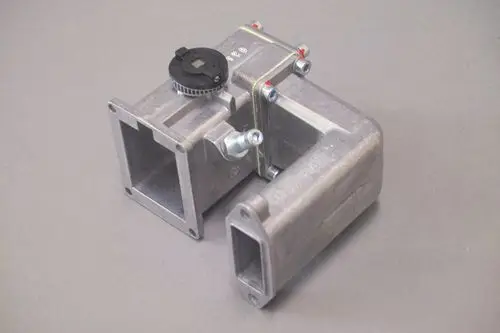 Gasreglergehäuse aus Metall mit Anschlussstellen, gefertigt offenbar für eine Brötje-Anlage, präsentierend eine modulare Bauart.