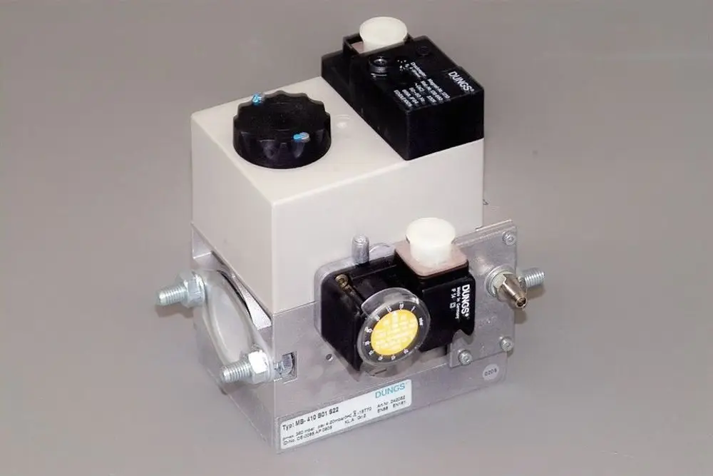 Gasregelventil von Brötje, mechanisch, mit Anschlussflanschen und mehreren Bedienelementen. Gehäuse aus Metall und Kunststoff in neutraler Farbgestaltung.