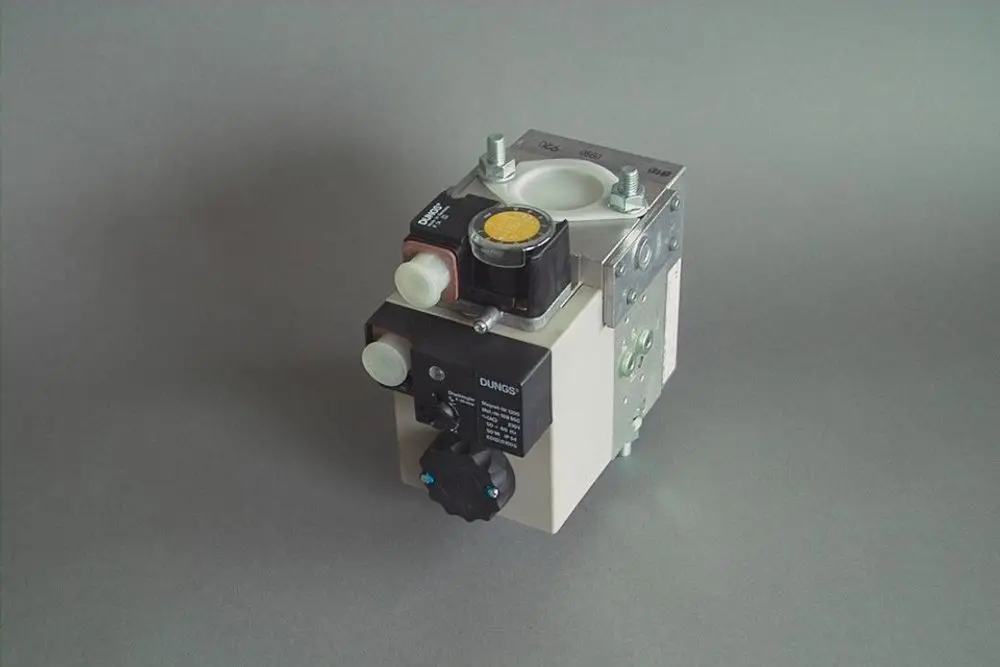 Brötje Gerät mit mehreren Anschlüssen und Bedienelementen, ausgestattet mit einem runden Sensor und einem Einstellregler, vor grauem Hintergrund.