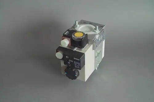 Brötje Gerät mit mehreren Anschlüssen und Bedienelementen, ausgestattet mit einem runden Sensor und einem Einstellregler, vor grauem Hintergrund.