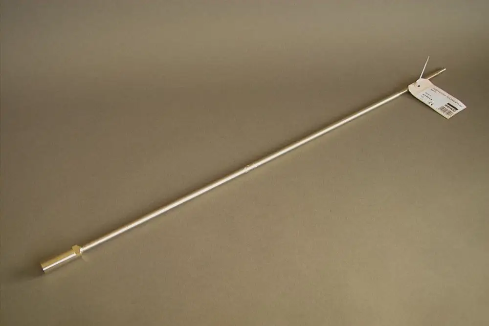 Langer, schlanker Metallstab mit einer abgerundeten Spitze und einem flachen Ende. Produkte der Marke Brötje sind erkennbar. Tag an einer Seite angebracht.