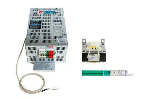 Frequenzumformer von Brötje mit Kühlrippen und Anschlussklemmen, zusammen mit einem Transformator und einer Spritze. Geräte zur Steuerung von elektrischen Motoren.