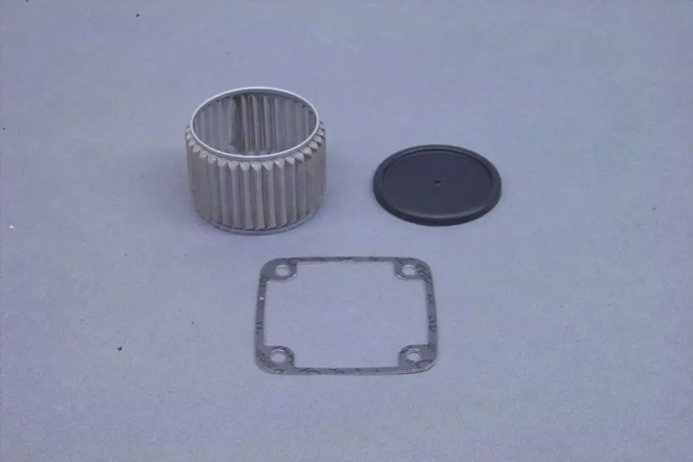 Koerting Filter und Dichtungssatz bestehend aus einem zylindrischen Metallfilter, einer schwarzen Abdeckung und einer Dichtung, geeignet für Brötje Pumpen.