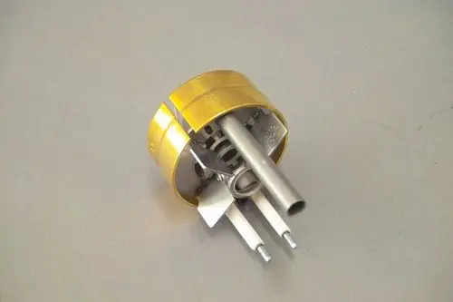 Koerting Mischkopf in kompakter Bauform mit einem runden, gelben Gehäuse und montiertem Metallkern, für Anwendungen in Heizsystemen von Brötje konzipiert.