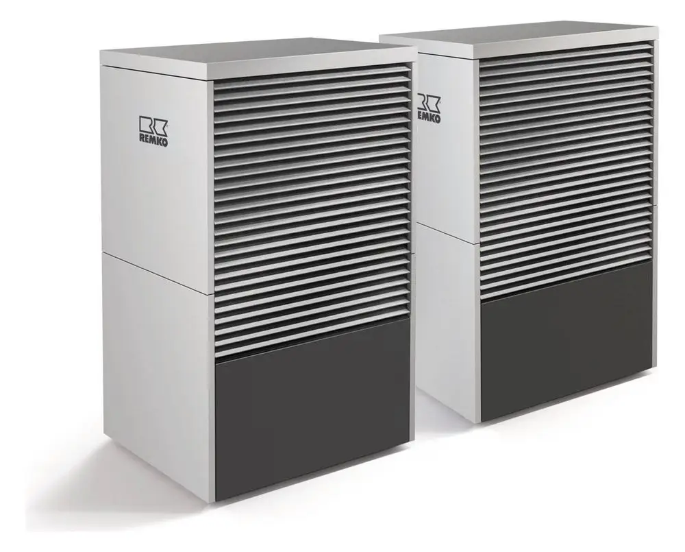 Zwei vertikale Wärmepumpen von Remko mit einer modernen Aluminiumoberfläche und horizontalen Lamellen. Gehäuse in Weiß und Schwarz.