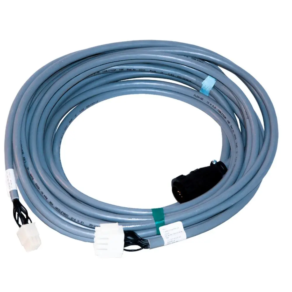 Graues Kabel mit mehreren Anschlusssteckern, das Zubehör für die Regelung von Novelan-Systemen darstellt.
