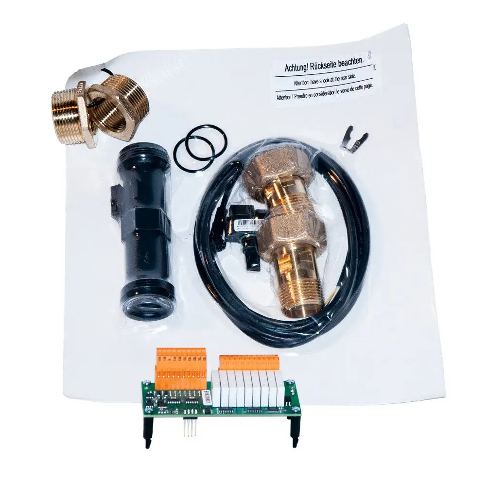 Zubehörset von Novelan mit verschiedenen Hydraulikkomponenten, einschließlich Kupplungen, Dichtungen und einer Leiterplatte, verpackt in durchsichtiger Folie.