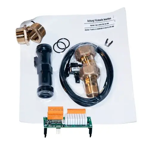 Zubehörset von Novelan mit verschiedenen Hydraulikkomponenten, einschließlich Kupplungen, Dichtungen und einer Leiterplatte, verpackt in durchsichtiger Folie.