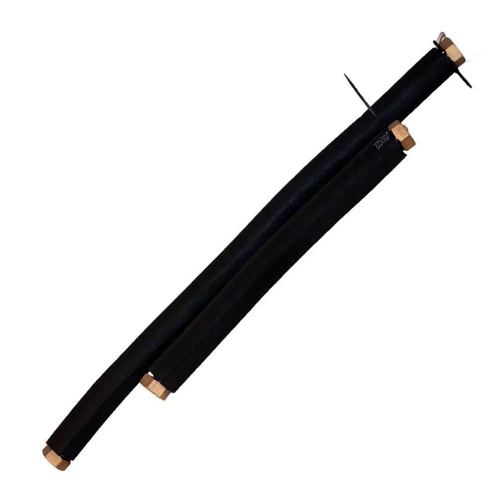 Schwarze, isolierte Hydraulikschläuche mit metallischen Anschlüssen, geeignet für Anwendungen im Bereich der Hydraulik, hergestellt von Novelan.