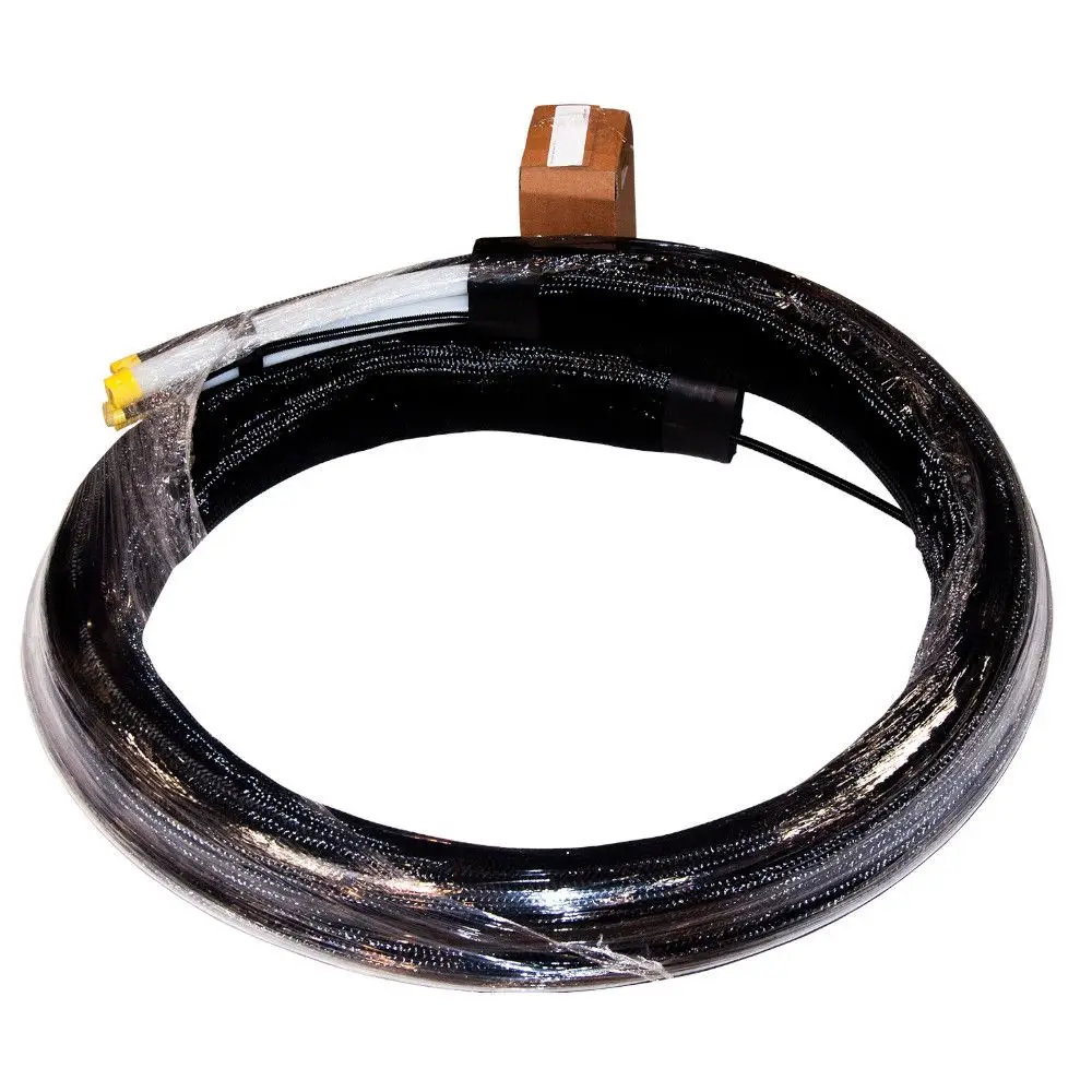 Hydraulikschlauch mit Anschlussstücken, umwickelt mit Schutzfolie. Zubehör von Novelan für hydraulische Anwendungen.