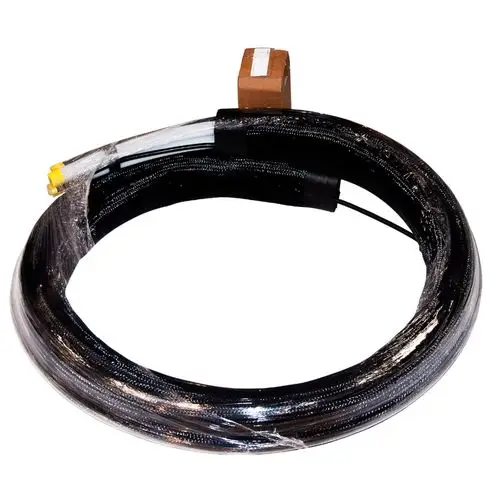 Hydraulikschlauch mit Anschlussstücken, umwickelt mit Schutzfolie. Zubehör von Novelan für hydraulische Anwendungen.