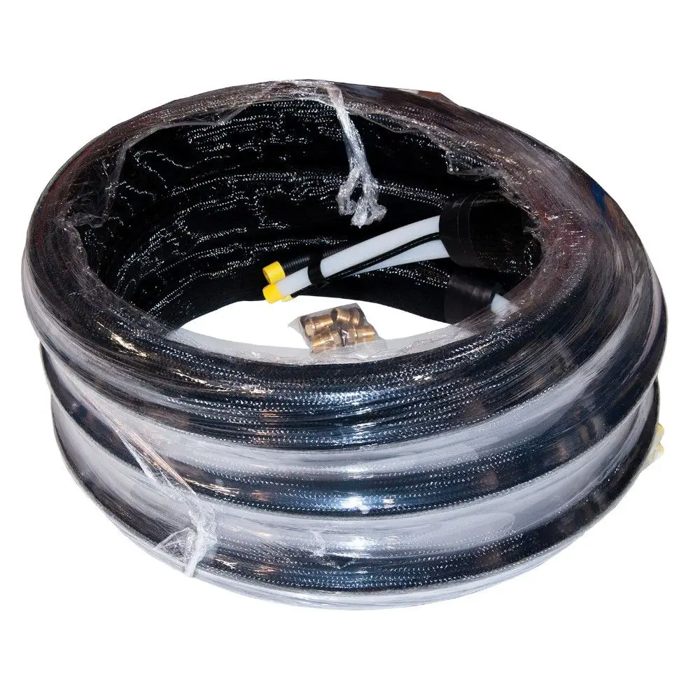 Schwarze, gerollte Hydraulikschläuche von Novelan, verpackt mit Verbindungsstücken und Kunststoffkomponenten, in transparenter Folie.