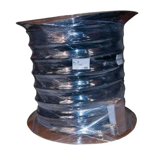 Schwarze Spirale umwickelt mit Folie und auf Holzpalette gelagert, Hersteller Novelan. Das Produkt scheint für hydraulische Anwendungen vorgesehen zu sein.