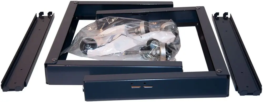 Montageset von Novelan, bestehend aus einem quadratischen Rahmen und mehreren Metallteilen, verpackt in einer transparenten Folie. Zubehörteile liegen separat daneben.