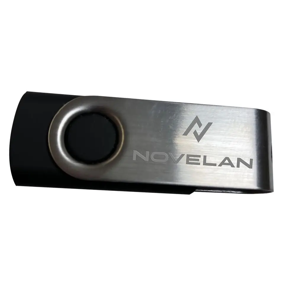 USB-Stick mit einem Metall-Clip, auf dem der Schriftzug „NOVELAN“ in grauer Schrift zu sehen ist. Der Clip hat eine schwarze Gummioberfläche.