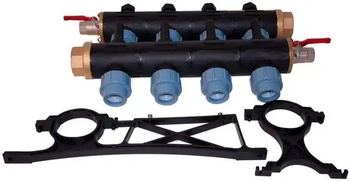 Hydraulik-Verteiler von Novelan mit mehreren Anschlüssen, aus schwarzem Kunststoff und Messingteilen, inklusive Halterung zur Montage.