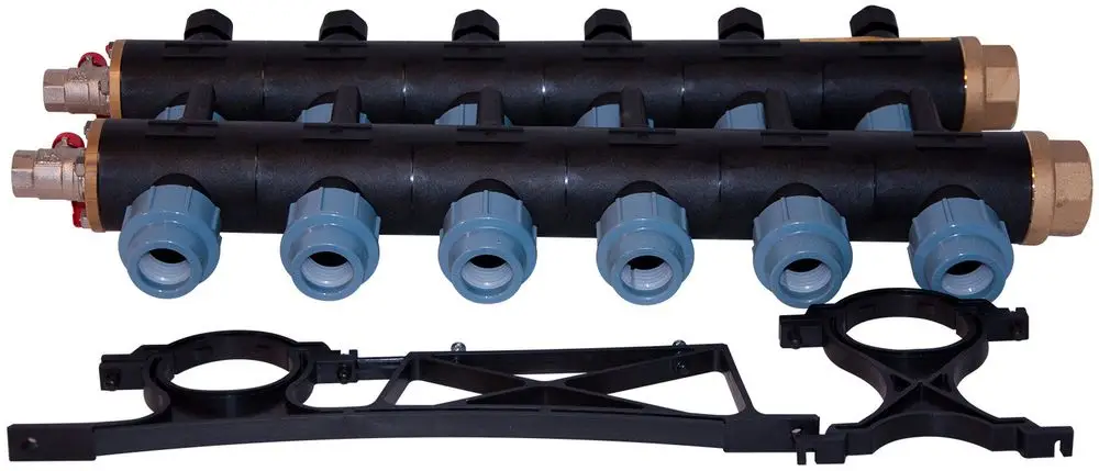 Hydraulikverteilungseinheit mit mehreren Anschlüssen, hergestellt von Novelan. Enthält mehrere Verbindungselemente zur hydraulischen Regelung.