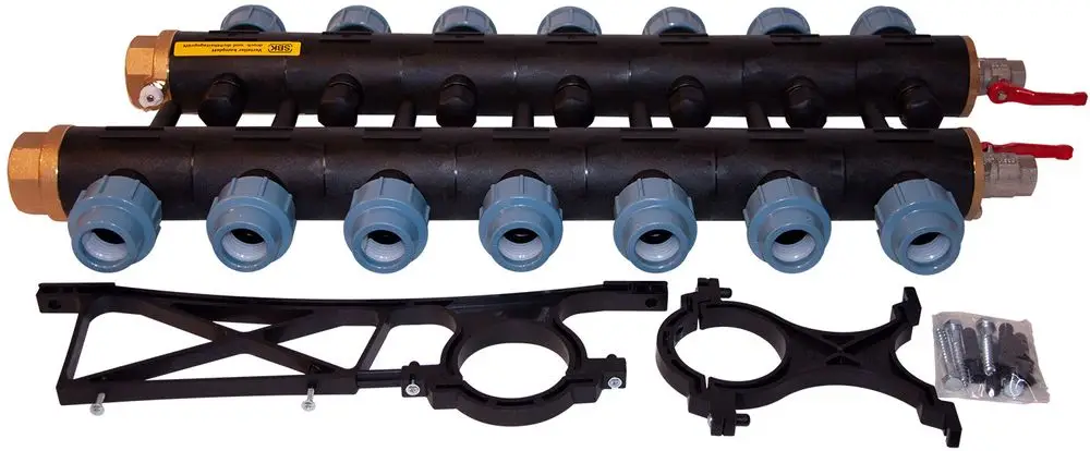 Zwei schwarze Kunststoffrohre mit blauen Verbindungselementen und Messinganschlüssen, begleitet von Halterungen und Schrauben, hergestellt von Novelan.