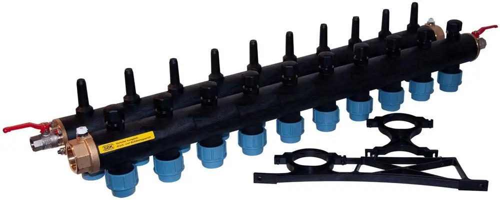 Hydraulikverteiler mit mehreren Anschlussstellen, hergestellt von Novelan. Enthält absperrbare Ventile für den Anschluss an Heiz- oder Kühlsysteme.