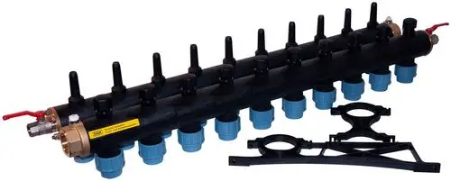 Hydraulikverteiler mit mehreren Anschlussstellen, hergestellt von Novelan. Enthält absperrbare Ventile für den Anschluss an Heiz- oder Kühlsysteme.
