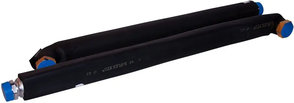 Zwei schwarze Hydraulikschläuche mit blauen Steckanschlüssen, gekennzeichnet mit dem Markennamen Novelan, liegen parallel auf einer hellen Unterlage.