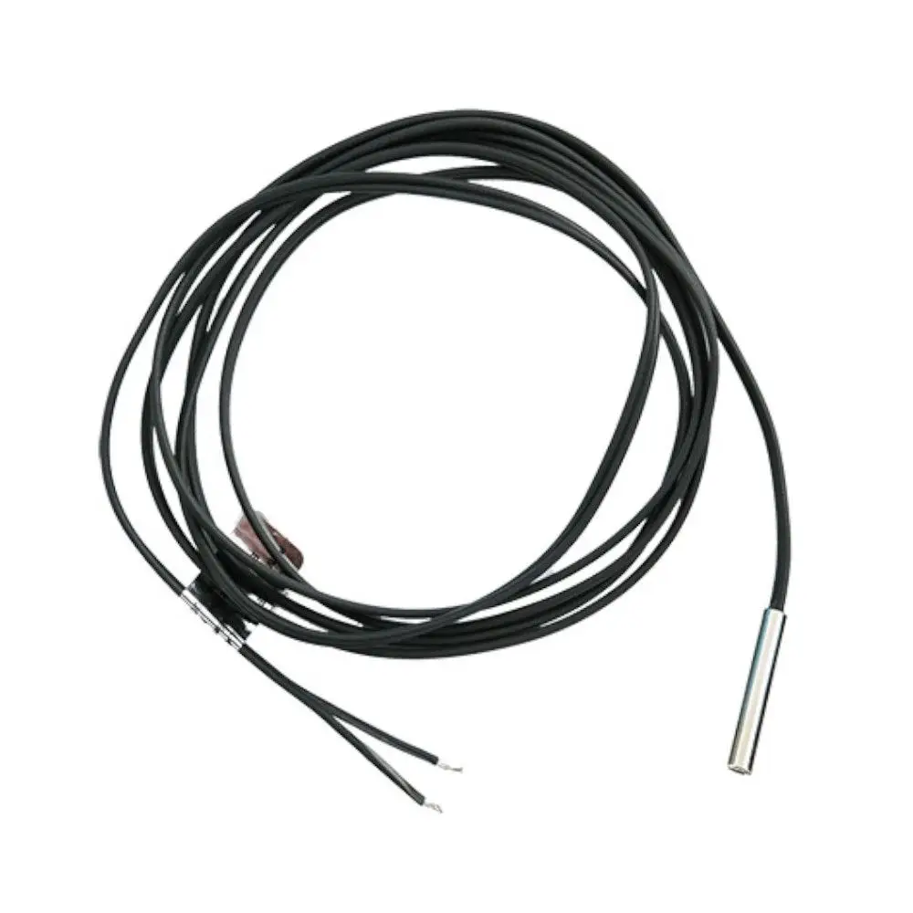 Temperatursensor mit länglichem Metallgehäuse und zwei schwarzen Drähten, hergestellt von Novelan, geeignet für Anwendungen in Regelungssystemen.