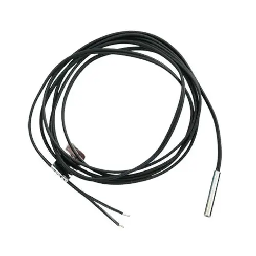 Temperatursensor mit länglichem Metallgehäuse und zwei schwarzen Drähten, hergestellt von Novelan, geeignet für Anwendungen in Regelungssystemen.