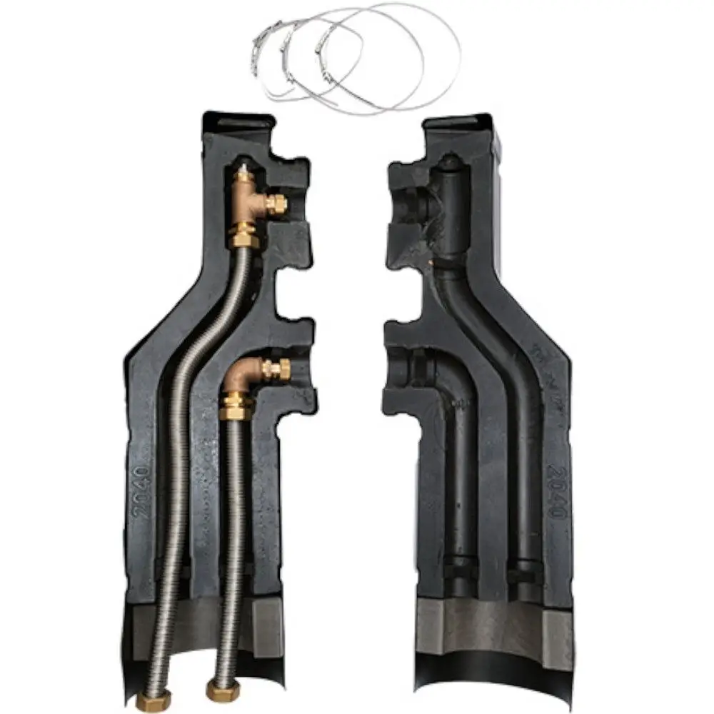 Hydraulisches Zubehör von Novelan mit zwei geformten Elementen, die Verbindungsstellen und flexible Schläuche enthalten, für den Einsatz in hydraulischen Systemen.